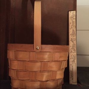 Basket in wooden weave.